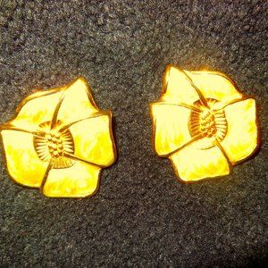 Vintage Monet Enamel Cloisonne' Dogwood Flower Clip On Earrings Gold Tone